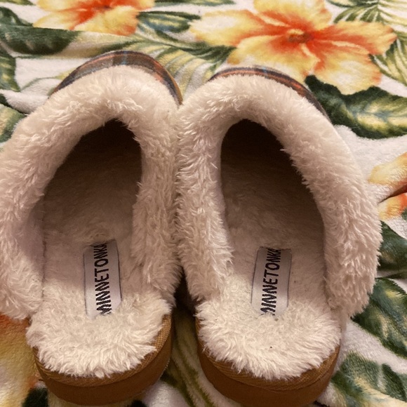 Super cozy slippers to wear around the house - Picture 3 of 5